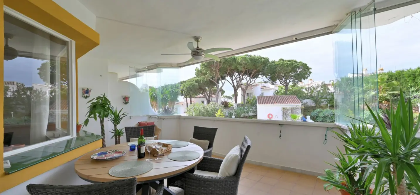 Venta de apartamento en planta media en Calahonda 0