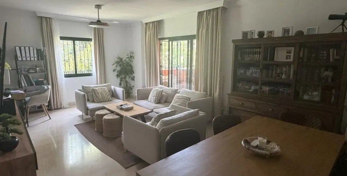Venta de apartamento en planta media en Marbella 1