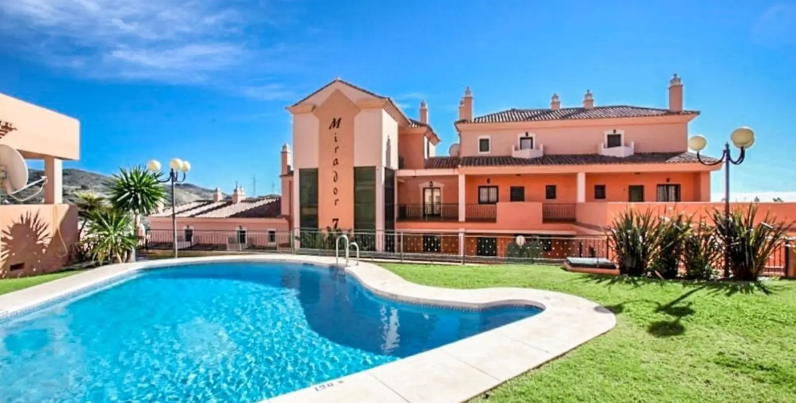 Sale of middle floor apartment in Elviria 1