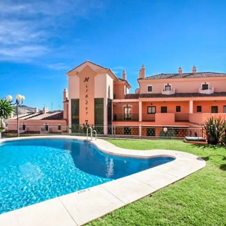 Venta de apartamento en planta media en Elviria