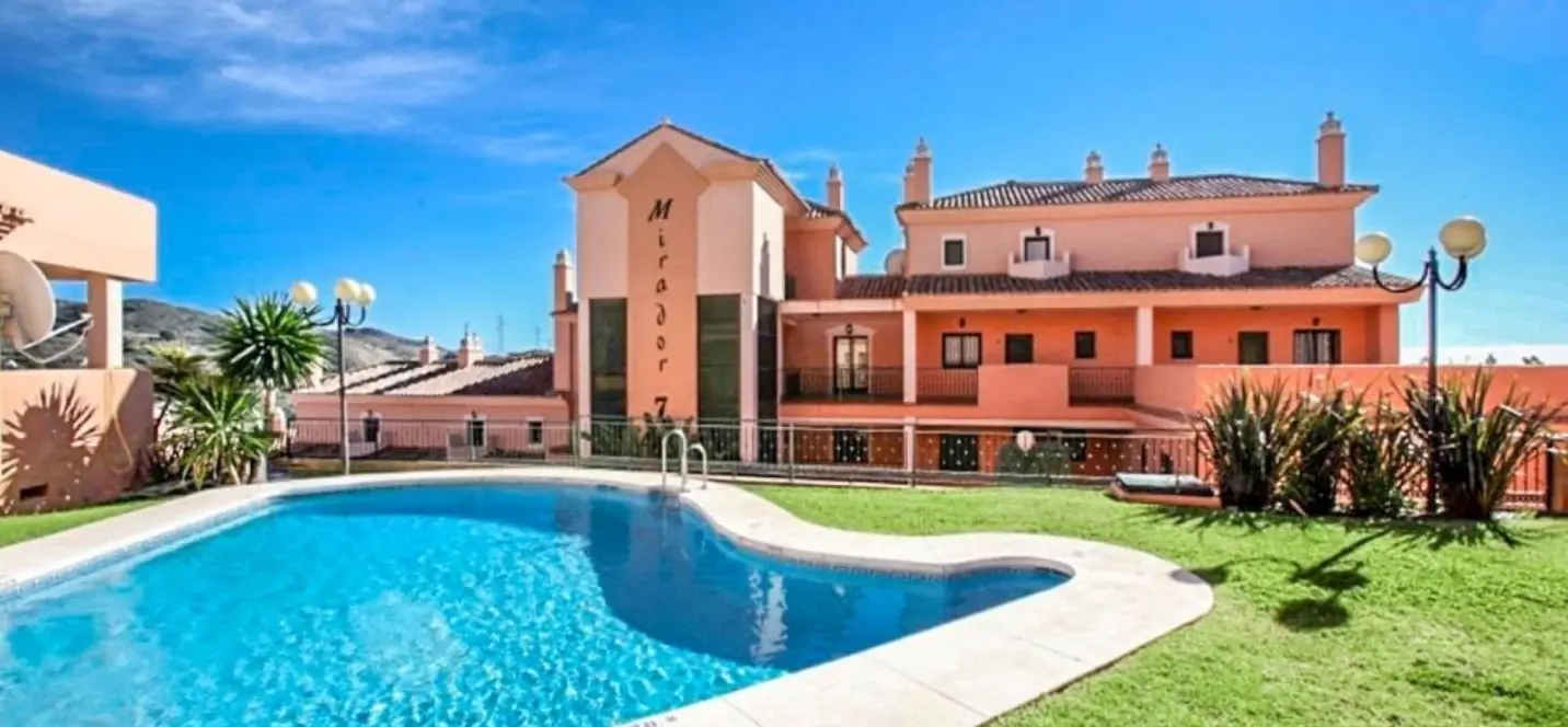 Venta de apartamento en planta media en Elviria 0