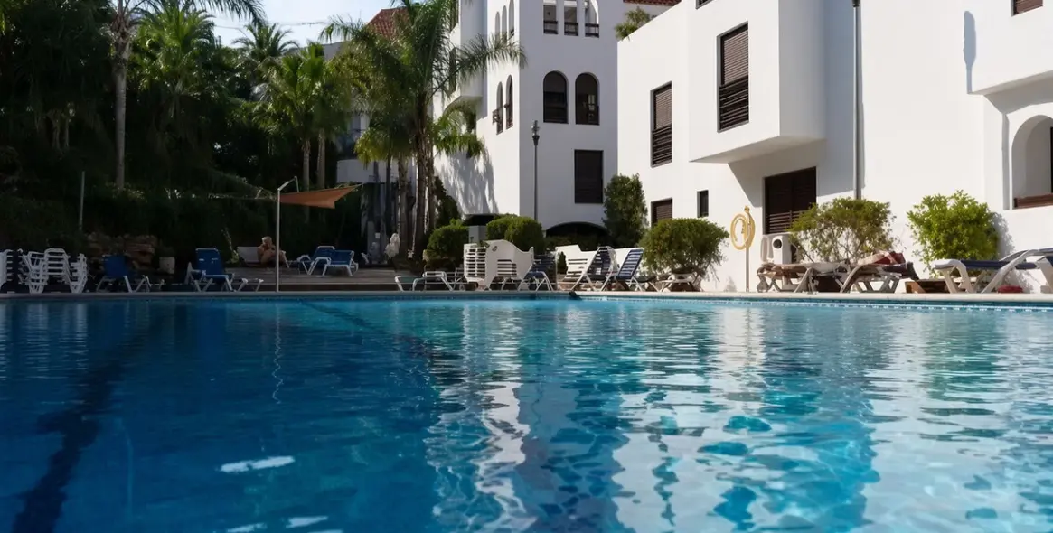 Venta de apartamento en planta media en Nueva Andalucía 2