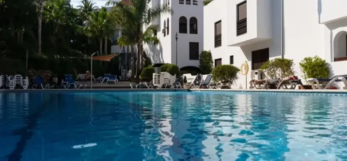 Venta de apartamento en planta media en Nueva Andalucía 1