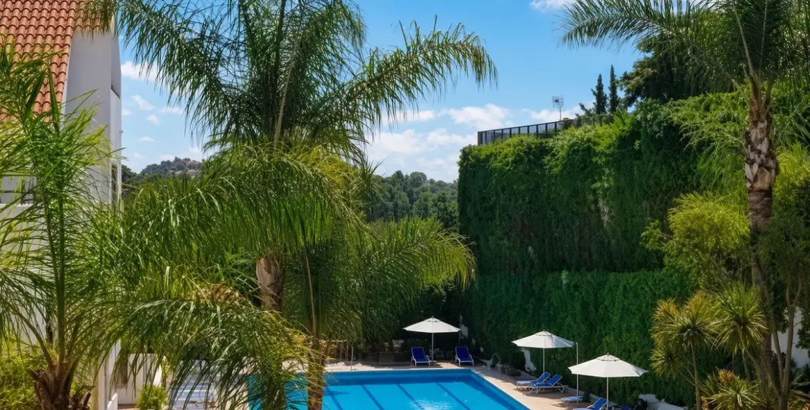 Venta de apartamento en planta media en Nueva Andalucía 15