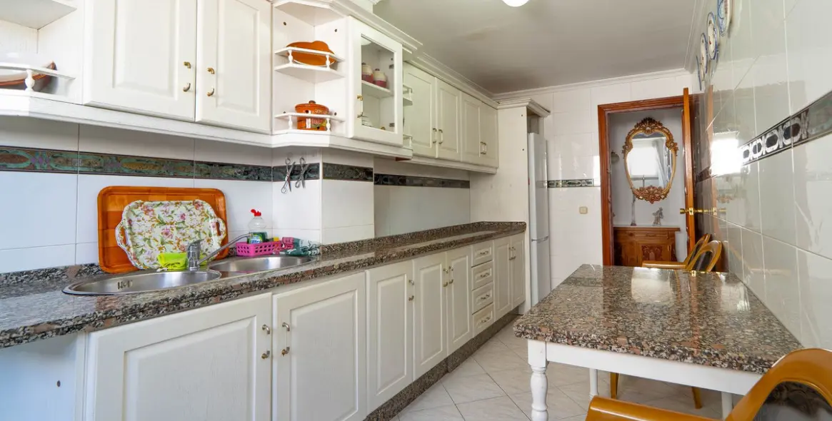 Sale of middle floor apartment in Fuengirola 10