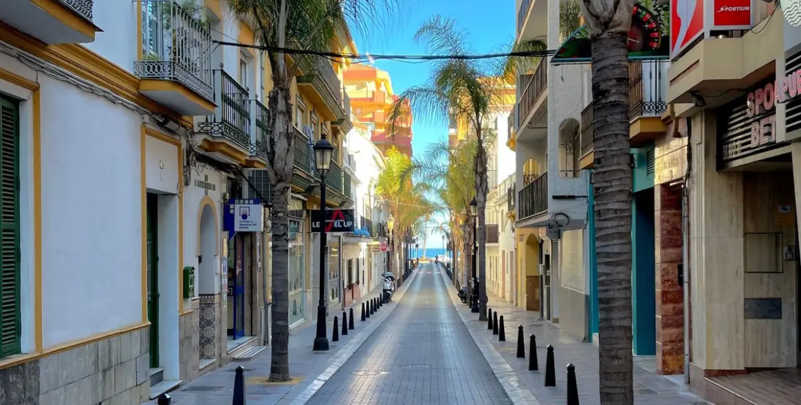 Sale of middle floor apartment in Fuengirola 16