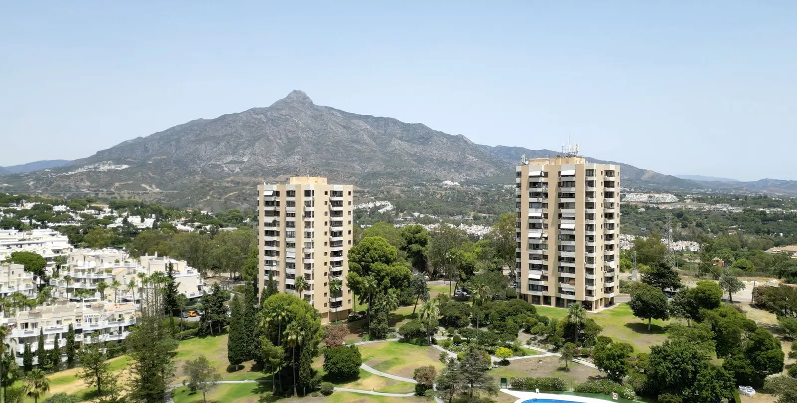 Venta de apartamento en planta media en Nueva Andalucía 1
