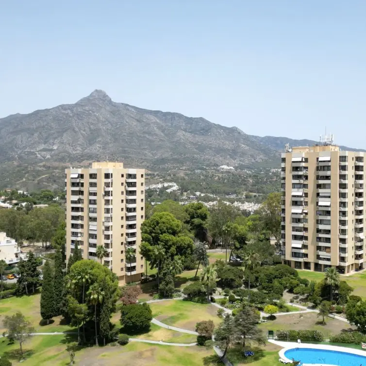 Sale of middle floor apartment in Nueva Andalucía