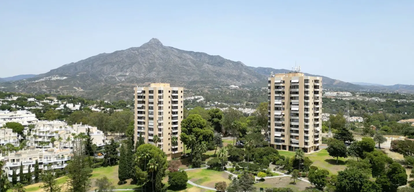 Sale of middle floor apartment in Nueva Andalucía 0