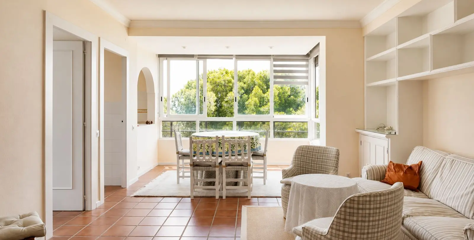 Venta de apartamento en planta media en Nueva Andalucía 2