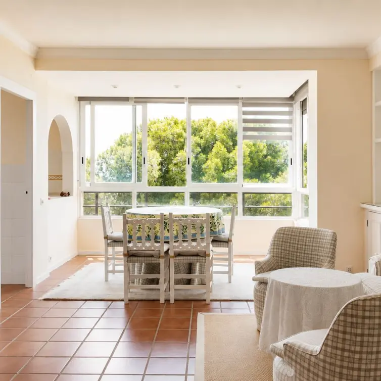 Sale of middle floor apartment in Nueva Andalucía