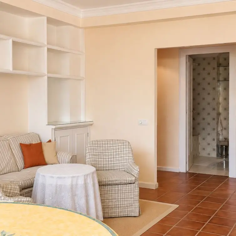 Sale of middle floor apartment in Nueva Andalucía