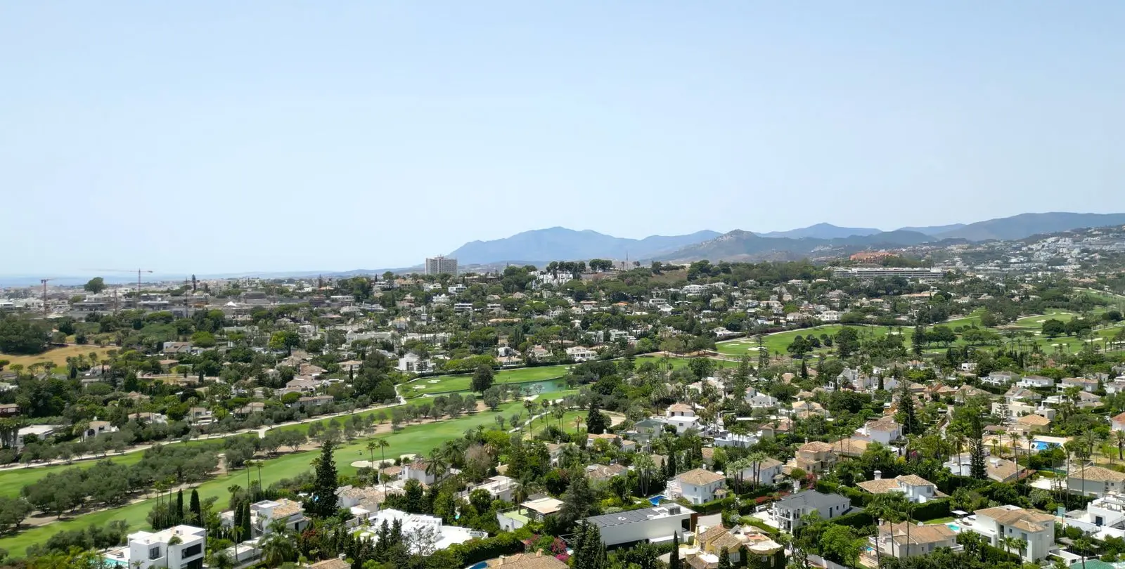 Venta de apartamento en planta media en Nueva Andalucía 18