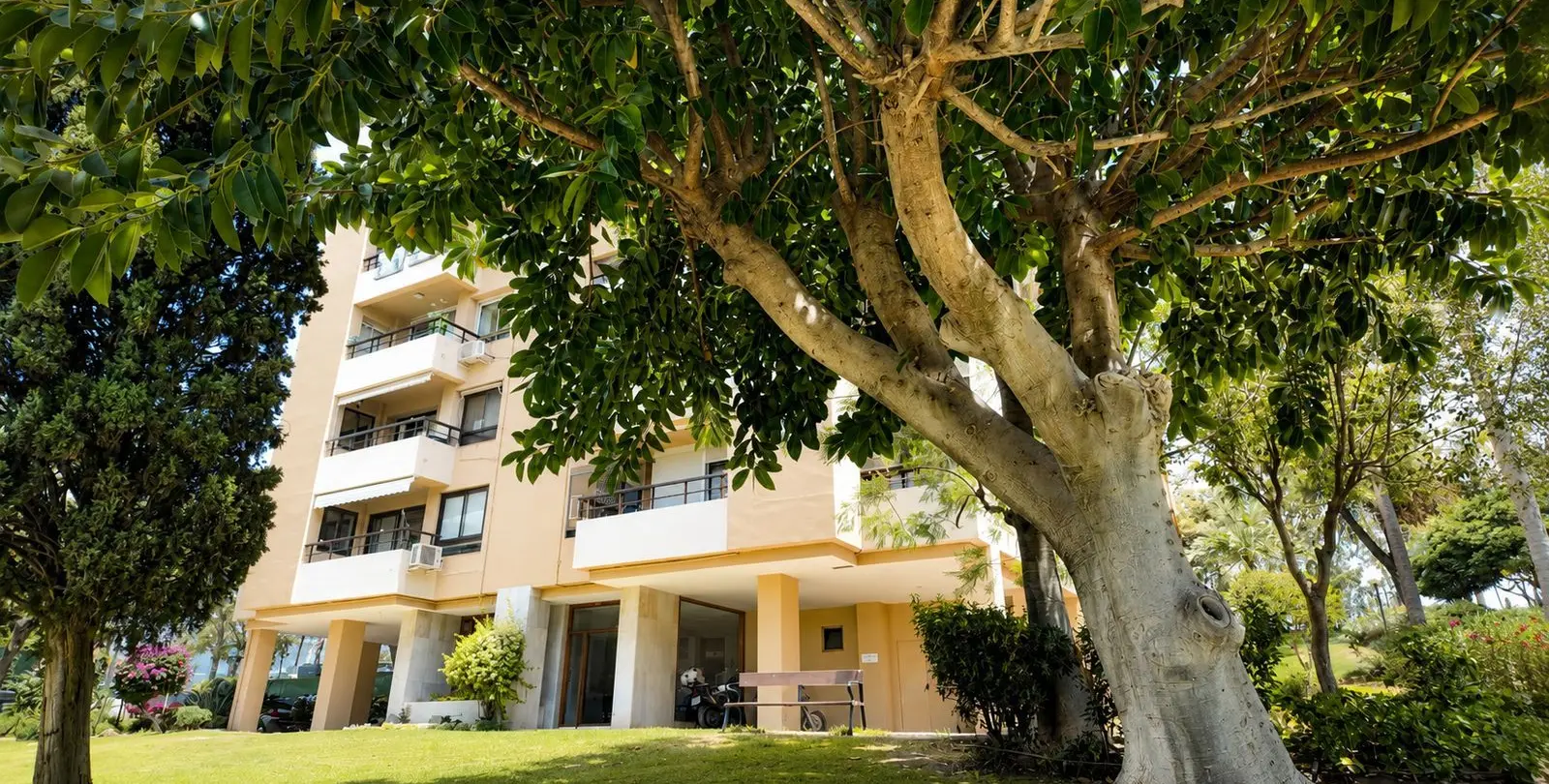 Venta de apartamento en planta media en Nueva Andalucía 21