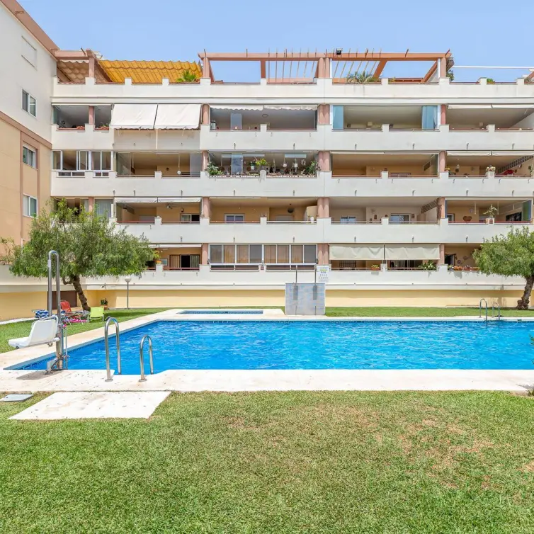Sale of middle floor apartment in Torrequebrada