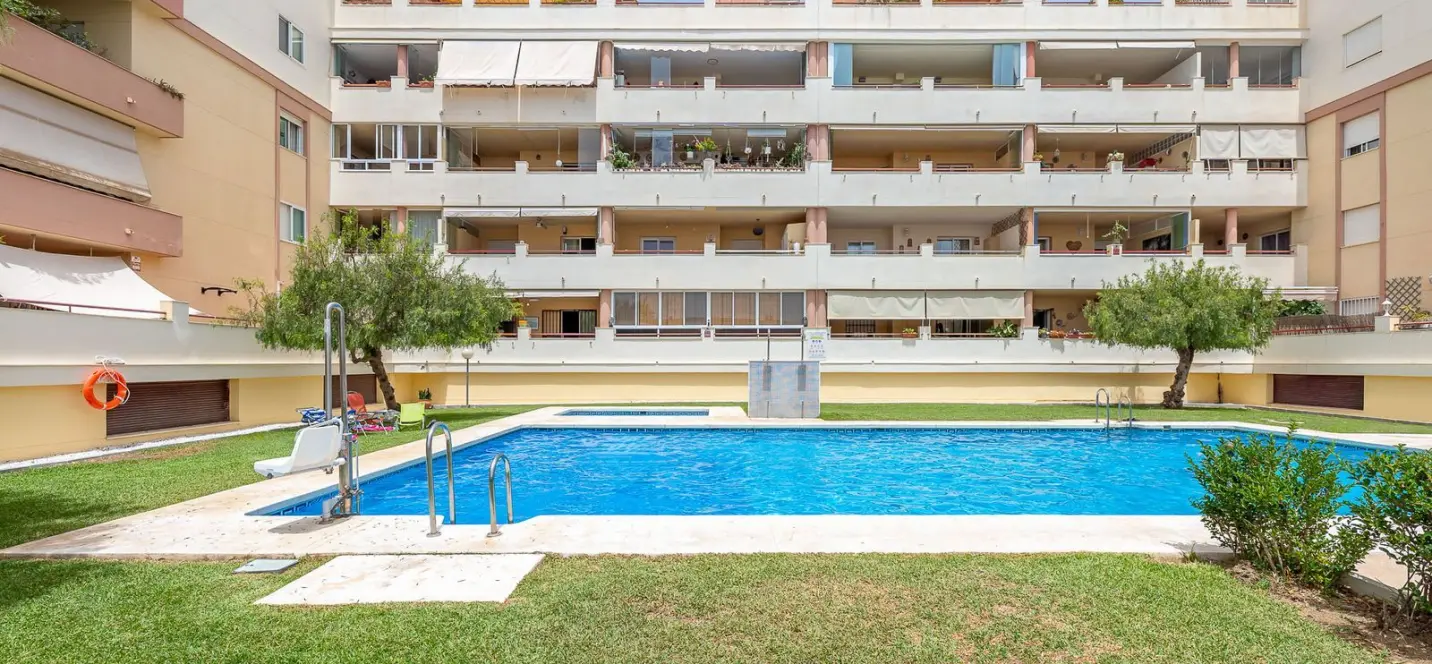 Sale of middle floor apartment in Torrequebrada 2