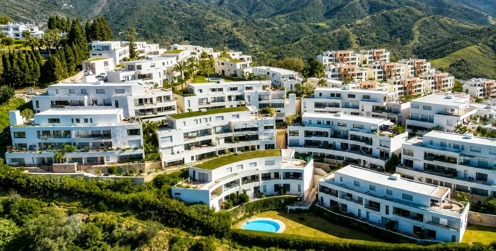 Venta de apartamento en planta media en Altos de los Monteros 1