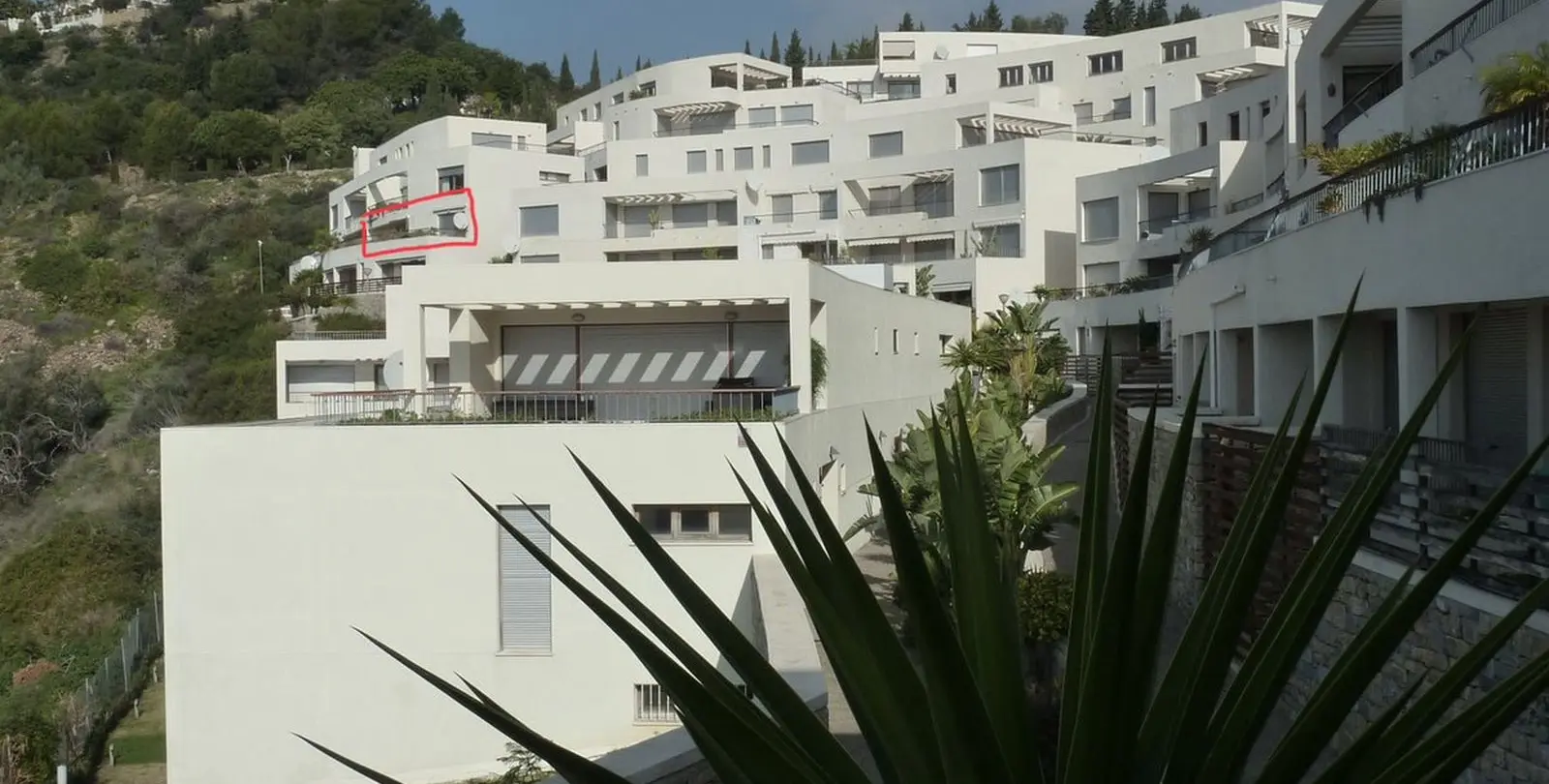 Venta de apartamento en planta media en Altos de los Monteros 2