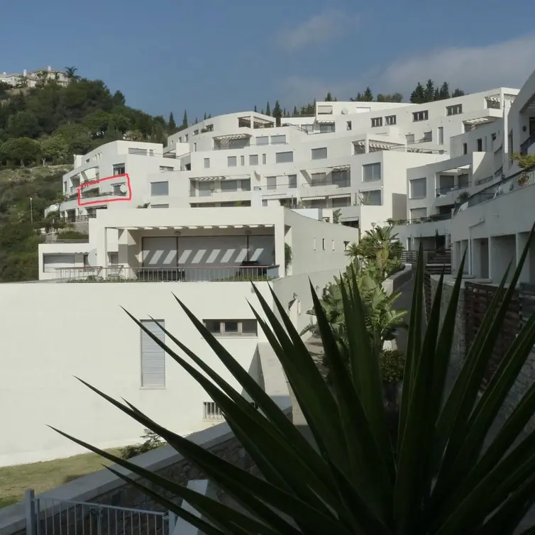 Venta de apartamento en planta media en Altos de los Monteros