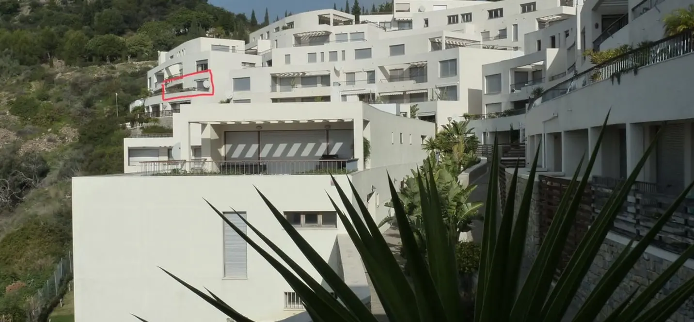 Venta de apartamento en planta media en Altos de los Monteros 1