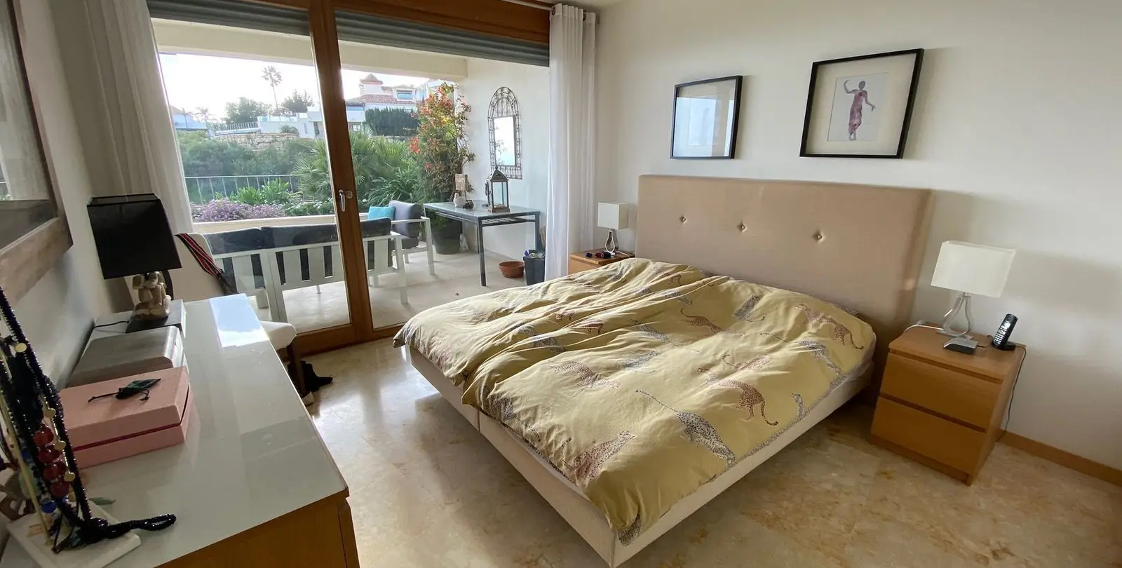 Venta de apartamento en planta media en Altos de los Monteros 3