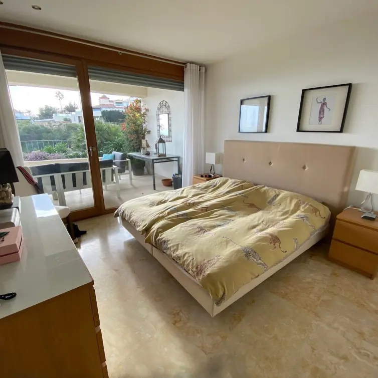 Venta de apartamento en planta media en Altos de los Monteros