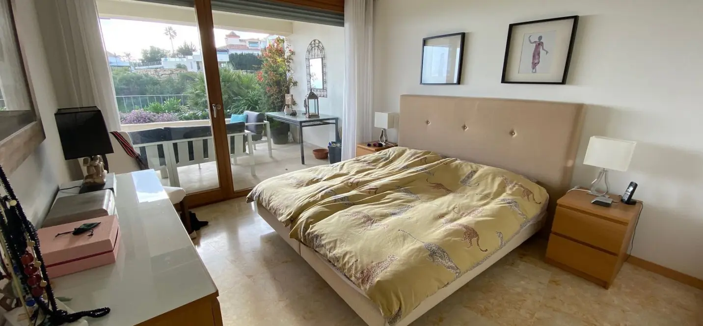 Venta de apartamento en planta media en Altos de los Monteros 2
