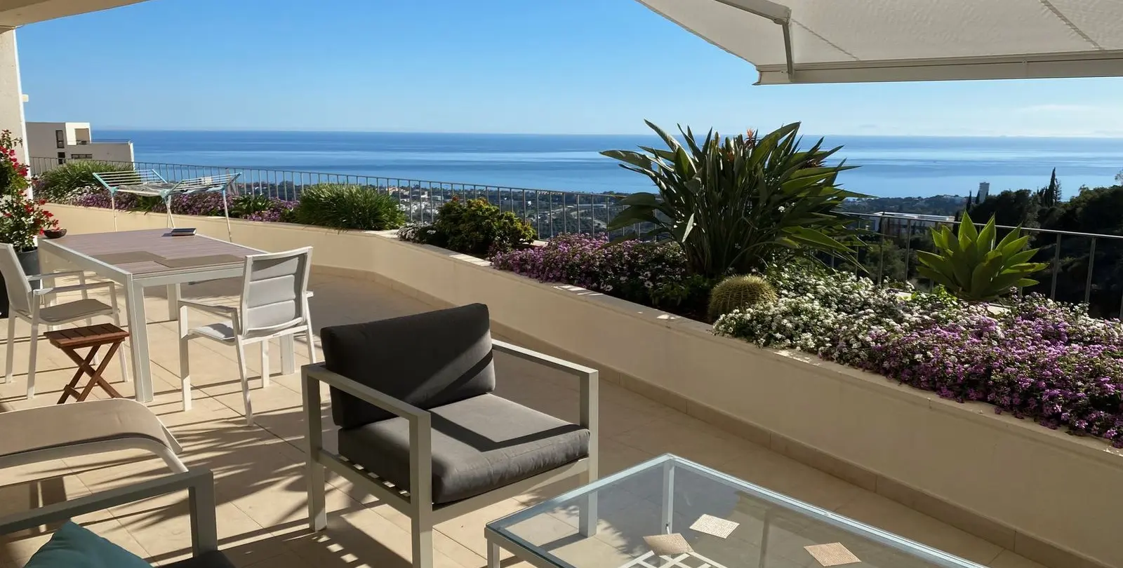 Venta de apartamento en planta media en Altos de los Monteros 4
