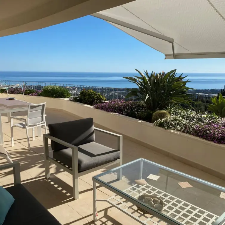 Venta de apartamento en planta media en Altos de los Monteros