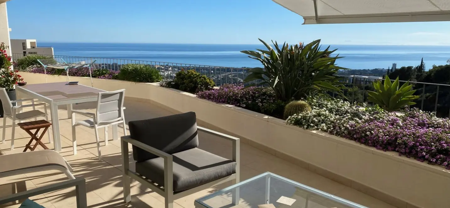 Venta de apartamento en planta media en Altos de los Monteros 3