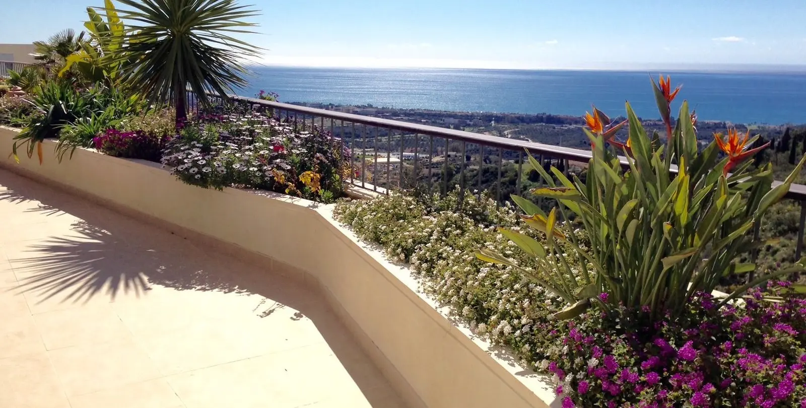Venta de apartamento en planta media en Altos de los Monteros 5