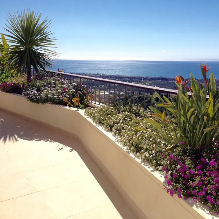 Venta de apartamento en planta media en Altos de los Monteros