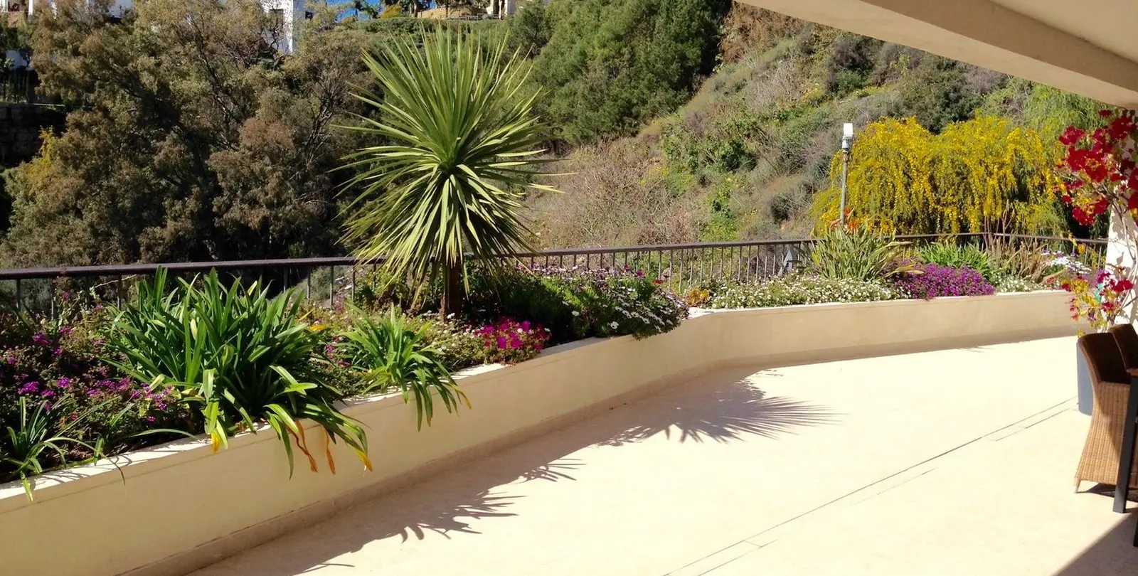 Venta de apartamento en planta media en Altos de los Monteros 6