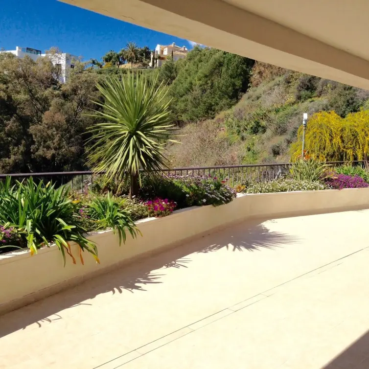 Venta de apartamento en planta media en Altos de los Monteros