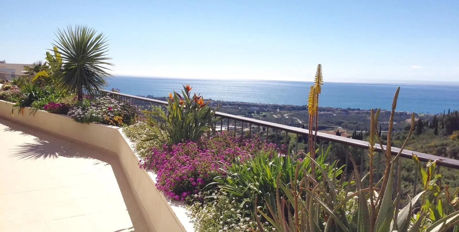 Venta de apartamento en planta media en Altos de los Monteros 7