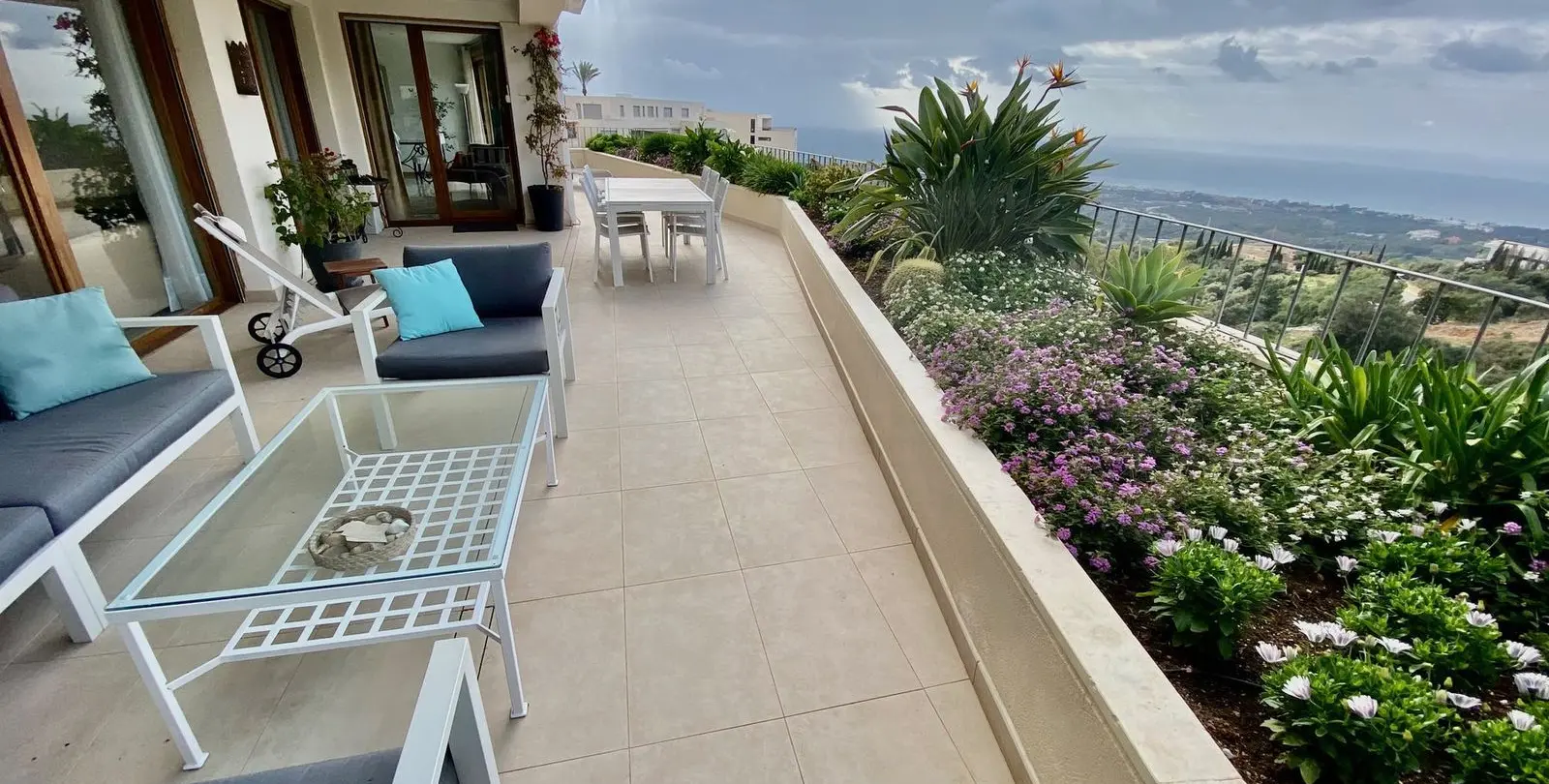 Venta de apartamento en planta media en Altos de los Monteros 9