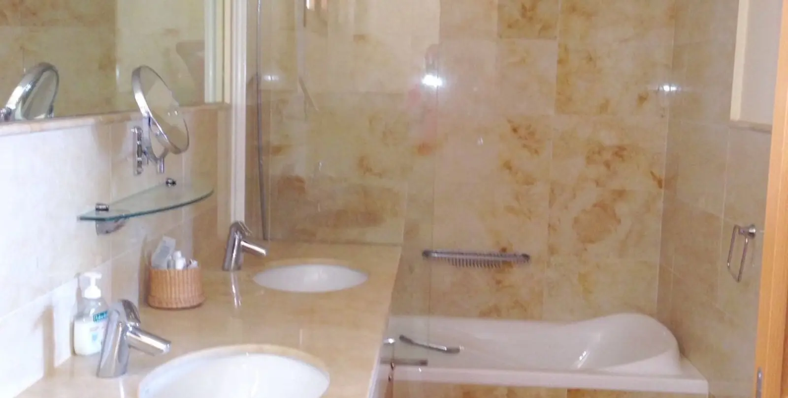 Venta de apartamento en planta media en Altos de los Monteros 14