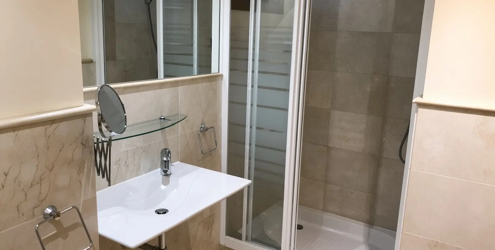 Venta de apartamento en planta media en Altos de los Monteros 19
