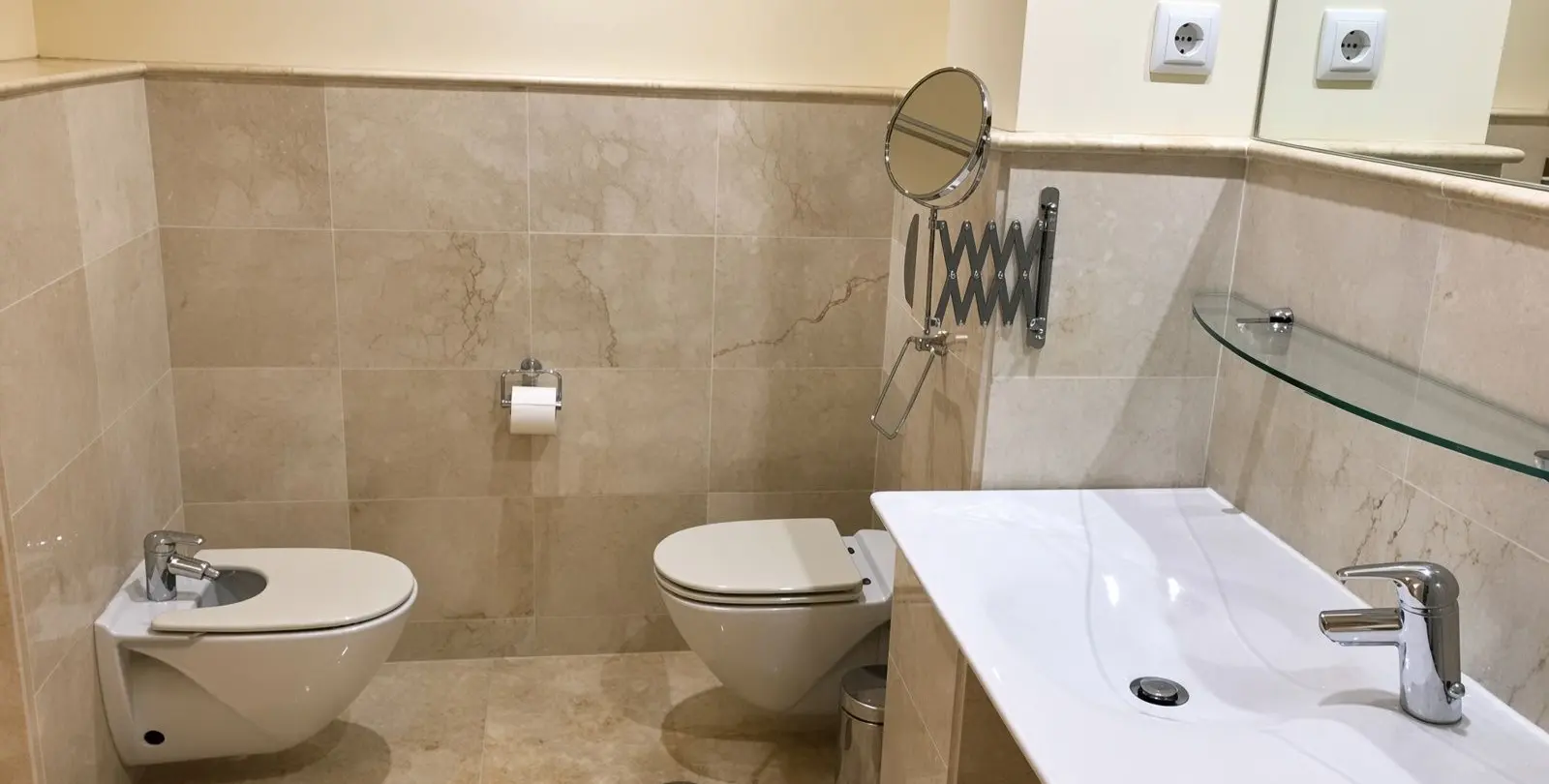 Venta de apartamento en planta media en Altos de los Monteros 20