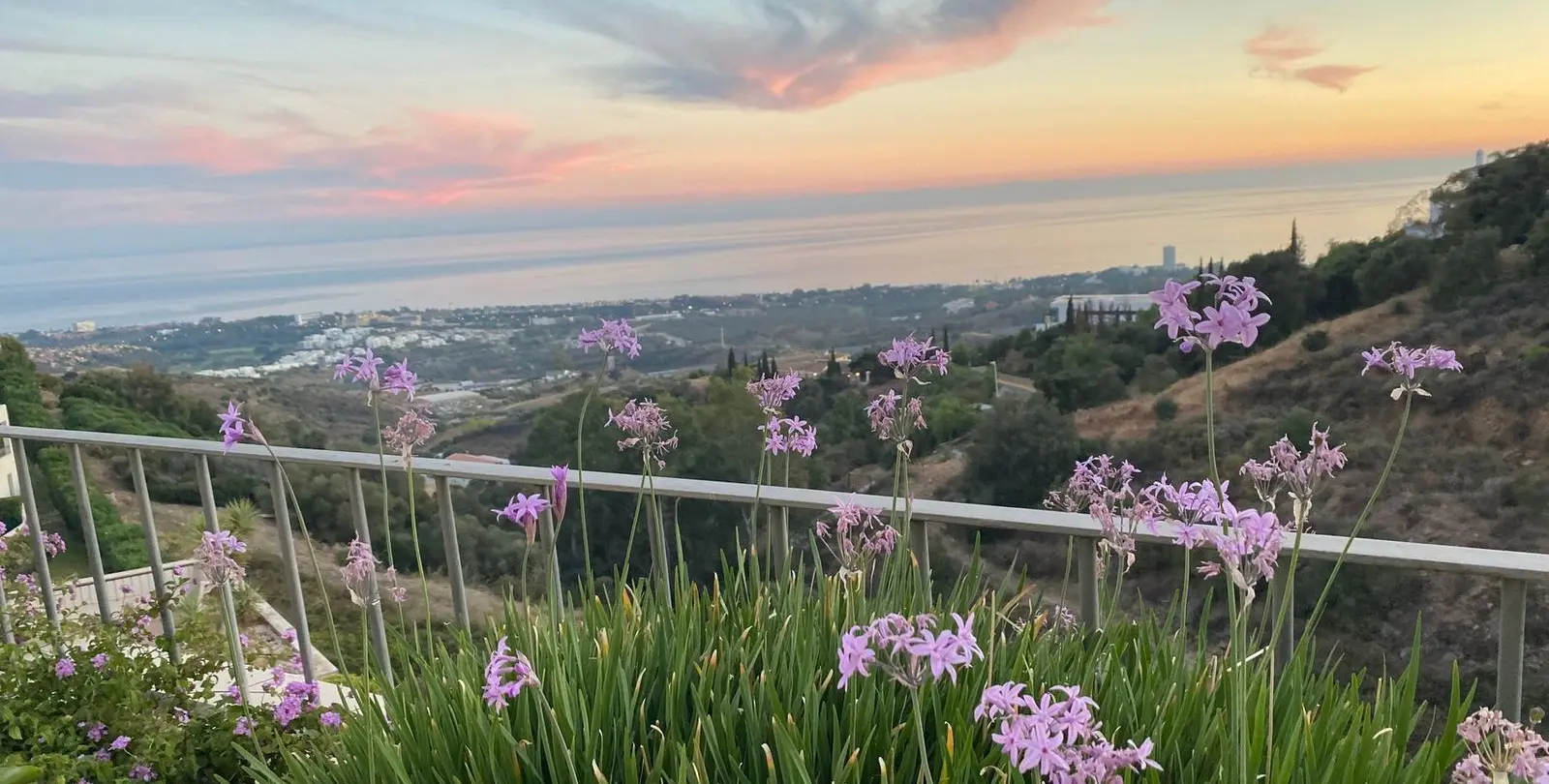 Venta de apartamento en planta media en Altos de los Monteros 25