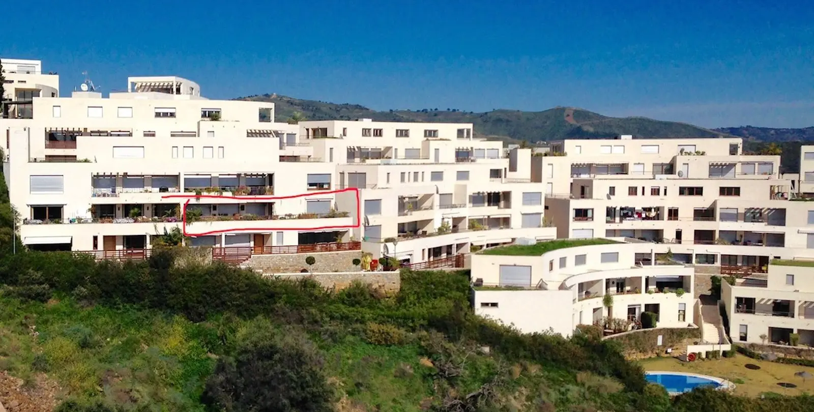 Venta de apartamento en planta media en Altos de los Monteros 26