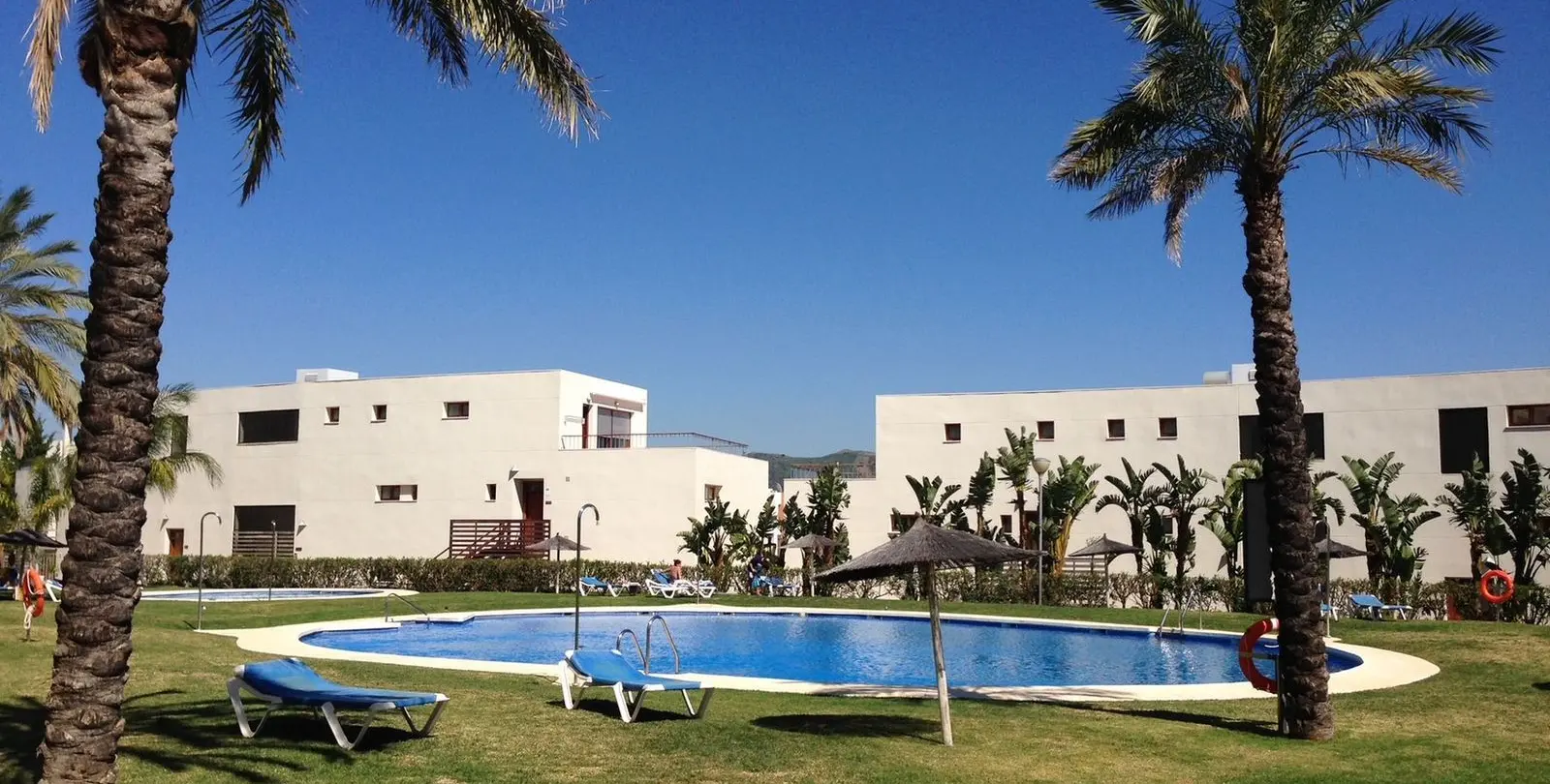 Venta de apartamento en planta media en Altos de los Monteros 29