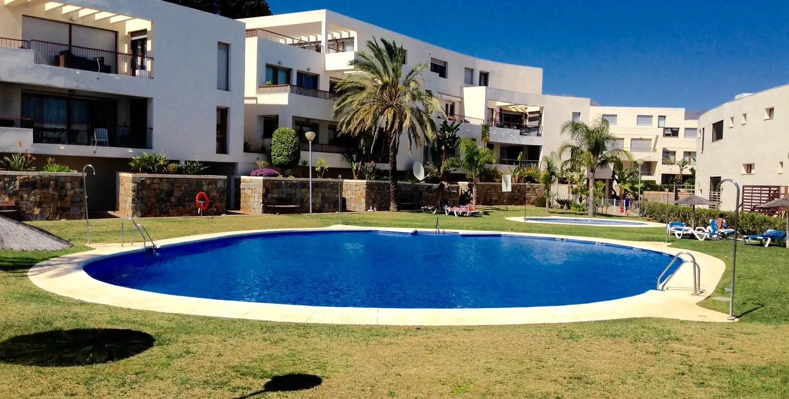 Venta de apartamento en planta media en Altos de los Monteros 30
