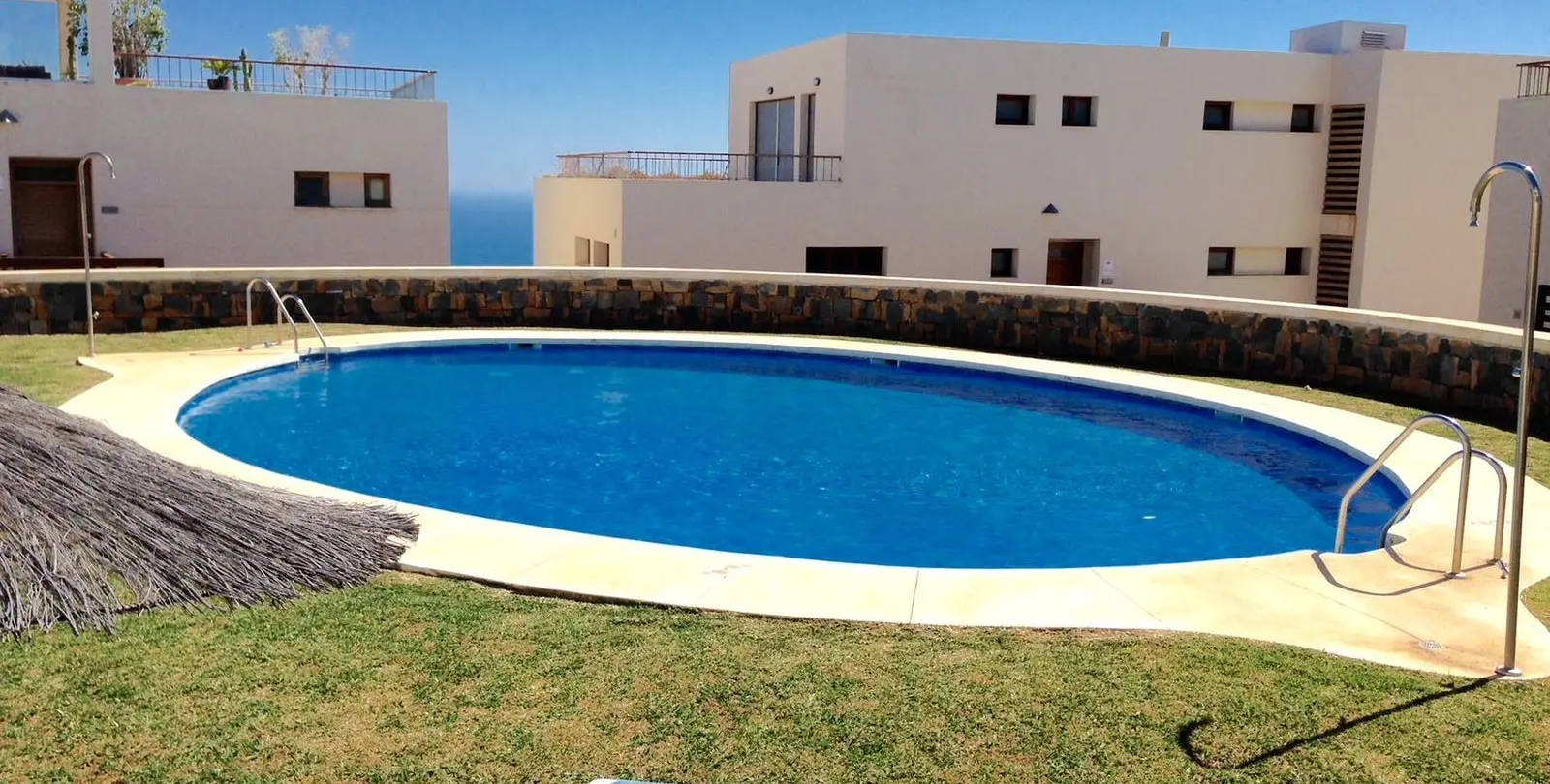Venta de apartamento en planta media en Altos de los Monteros 31