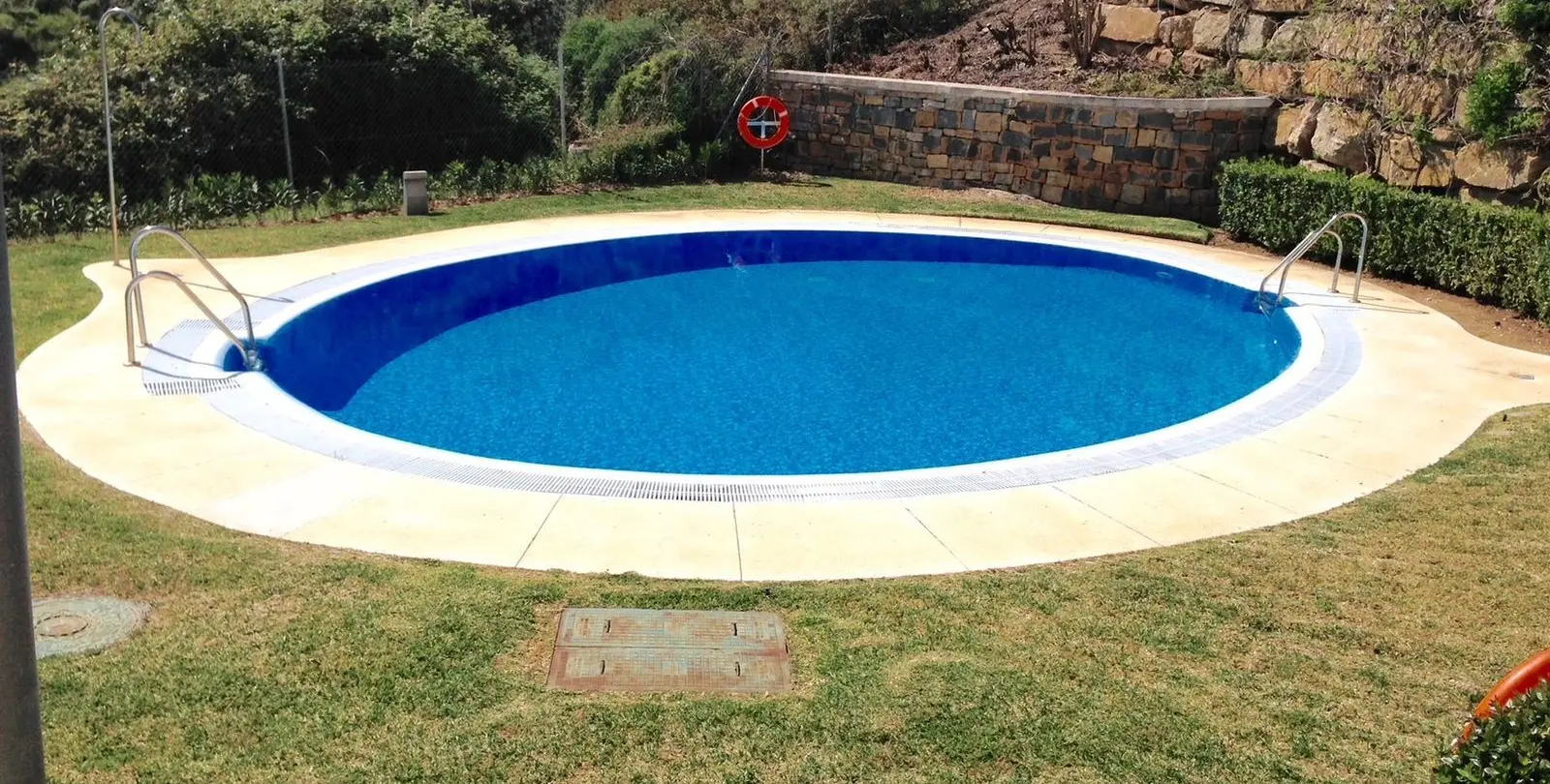 Venta de apartamento en planta media en Altos de los Monteros 32