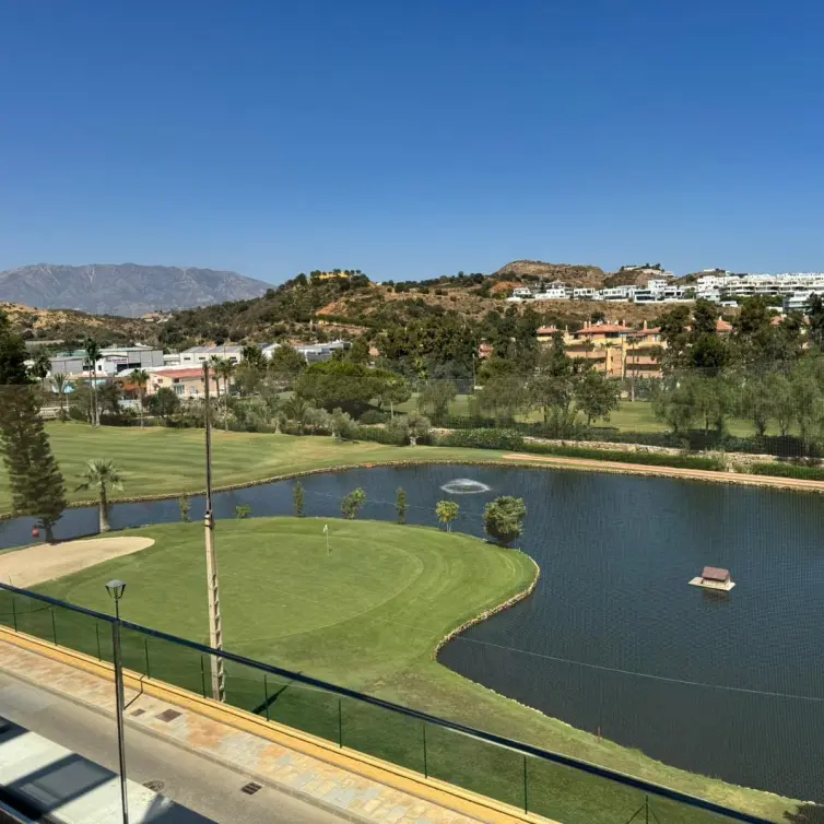 Продажа двухуровневых апартаментов в Mijas