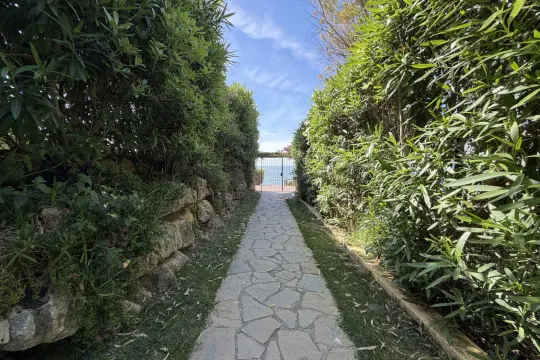 Image 3 thumb