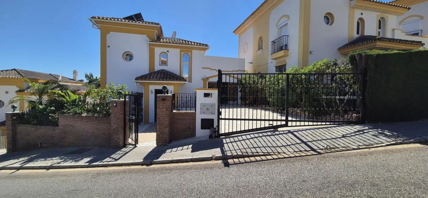 Sale of detached villa in Riviera del Sol 1