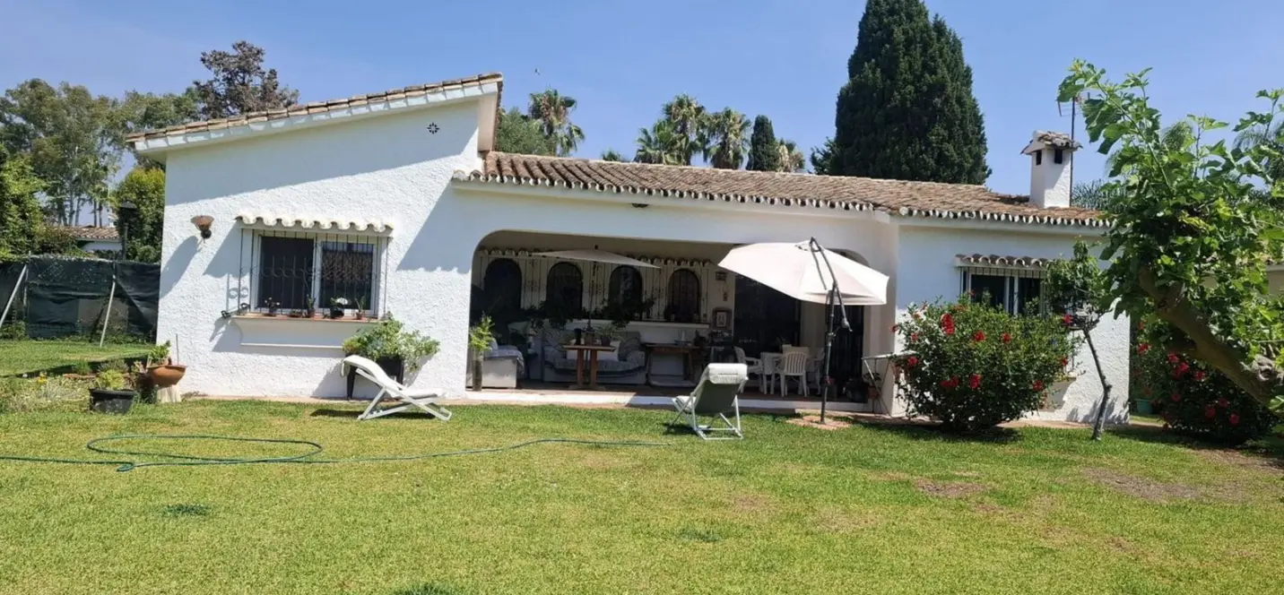 Продажа  отдельно стоящей виллы в Estepona 2