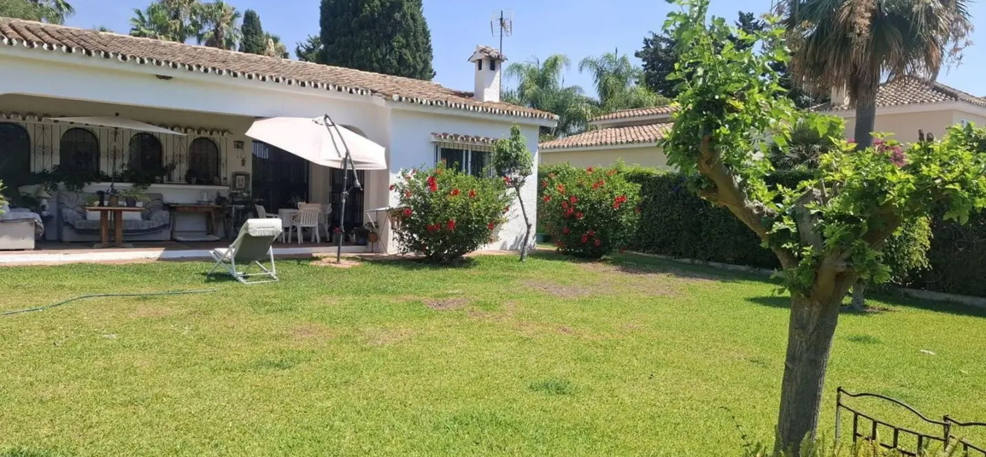Продажа  отдельно стоящей виллы в Estepona 3